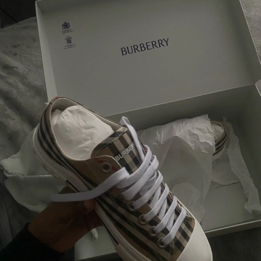 Burberry Sneakers with box - Picture 4 of 6